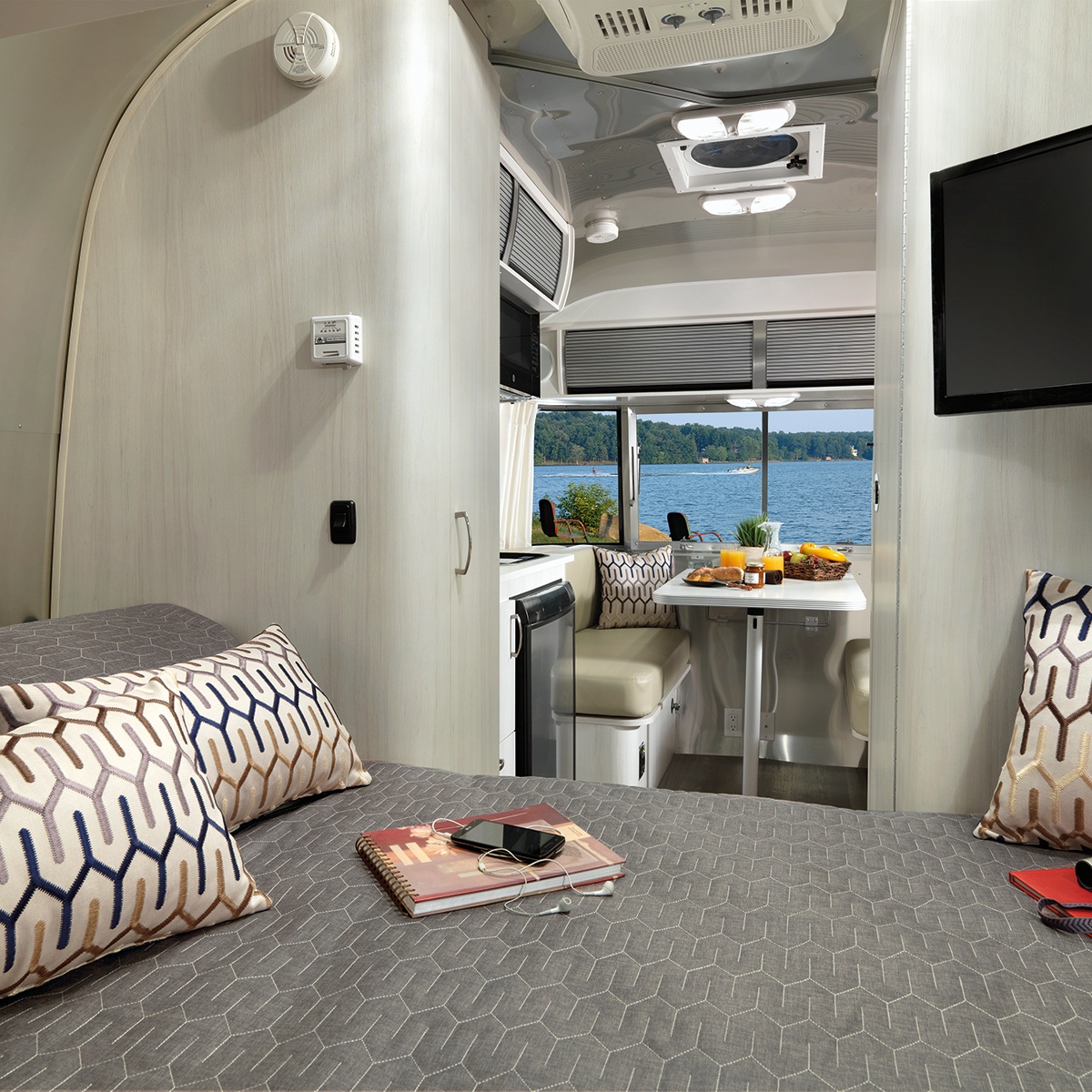 2017 Sport 16 _ Photo Interior _ White Cypress Tan UL B2F_WEB