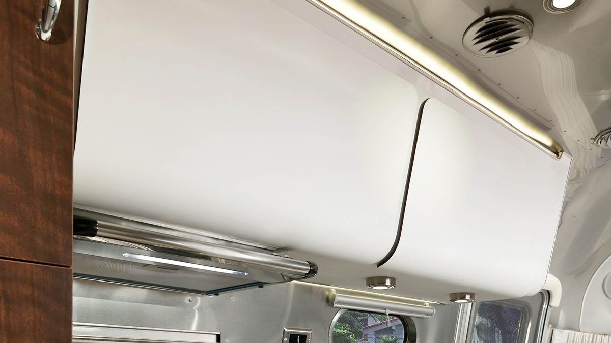 Globetrotter-Sub-Features-5050-1-CurvedLockers