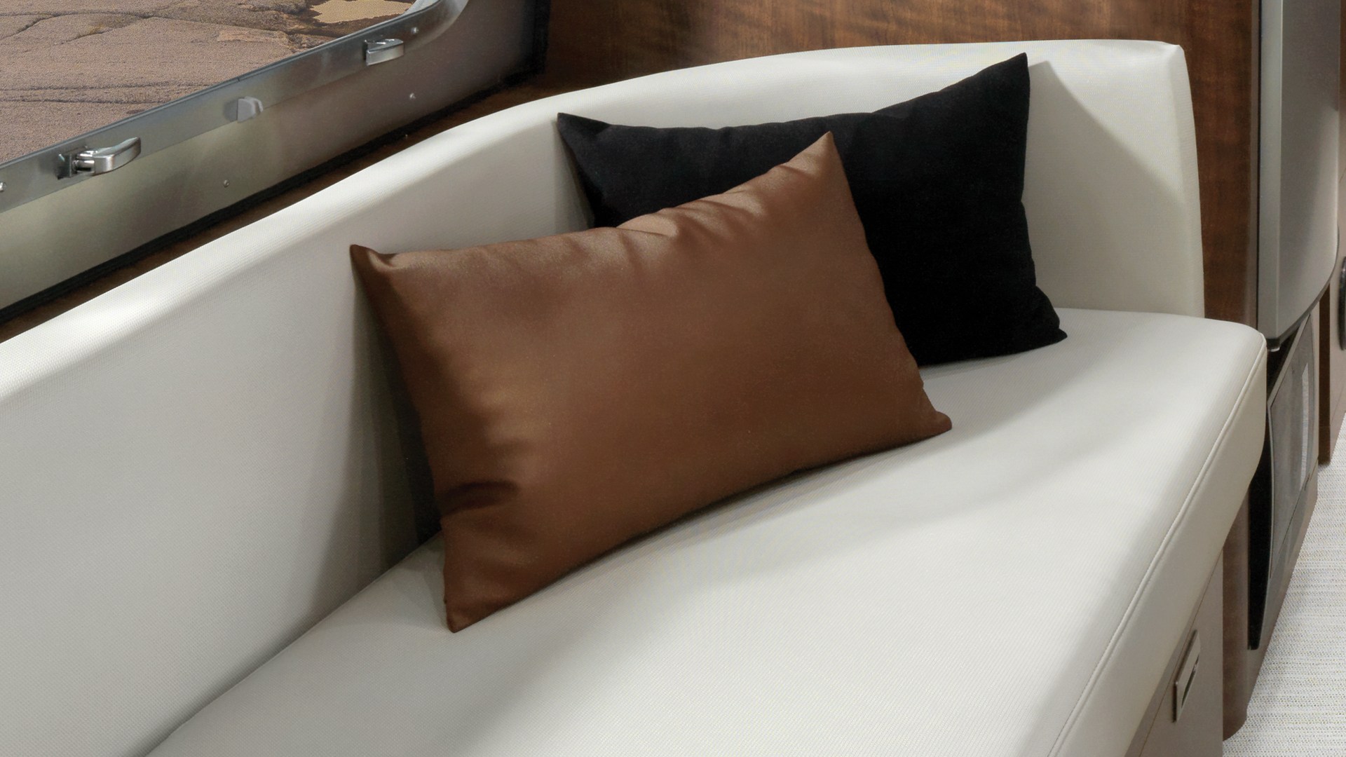 Globetrotter-Sub-Features-Content-2.1-SeatingFabricDetail-Opt1