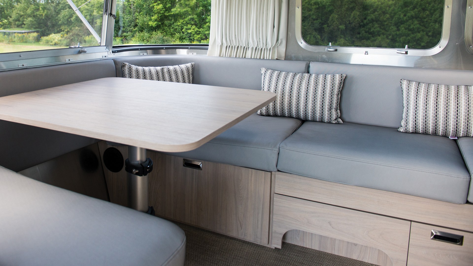 Globetrotter-Sub-Features-Content-2.1-SeatingFabricDetail-Opt2