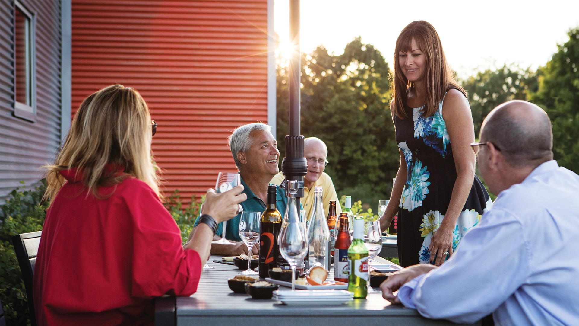 Interstate-Grand-Tour-EXT-Touring-Coaches-dinner-with-friends