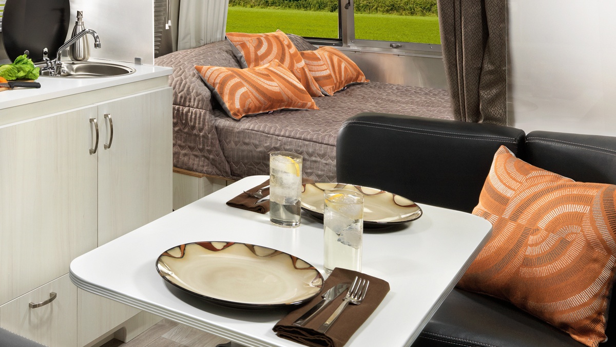 Sport-Sub-Features-1-5050Split-1-BedDinette