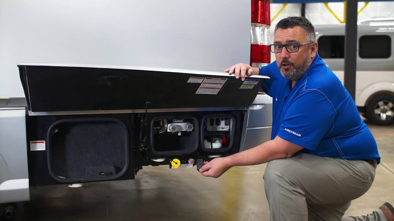 18-AIR_Video_How-To_Touring-Coach_Atlas_Unlock-Exterior-Storage+Systems-Compartments (1)