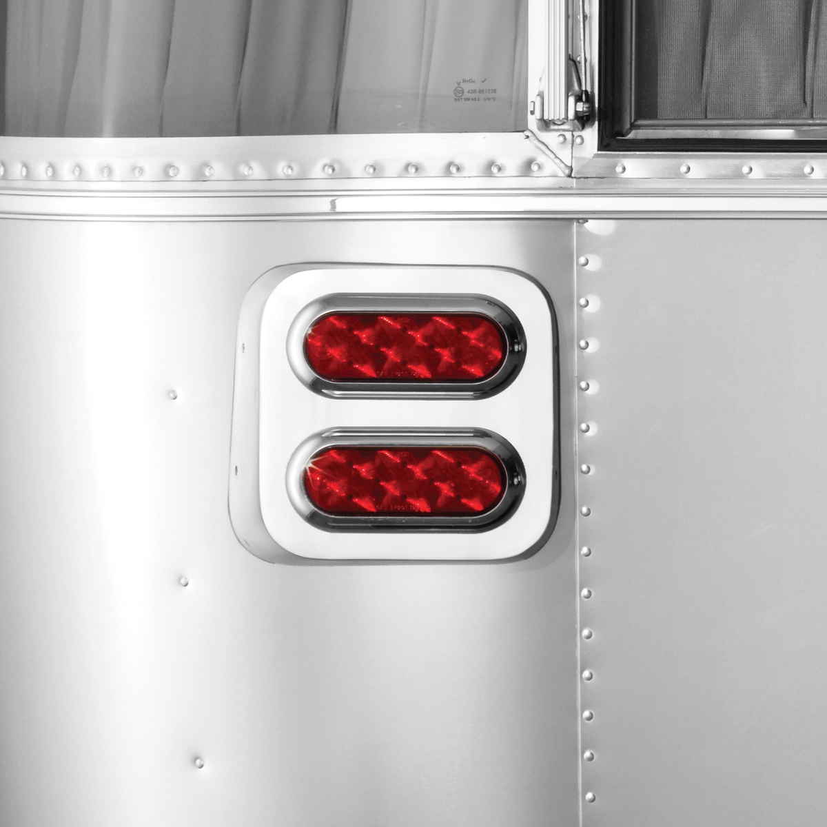 Globetrotter-Sub-Features-Grid-3-TailLights2
