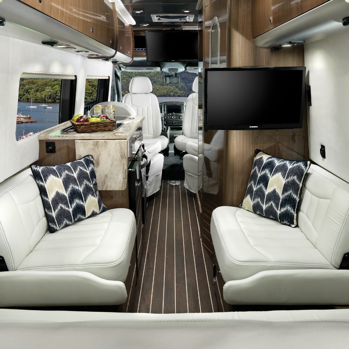 Features | Interstate Lounge EXT | Touring Coaches | Airstream