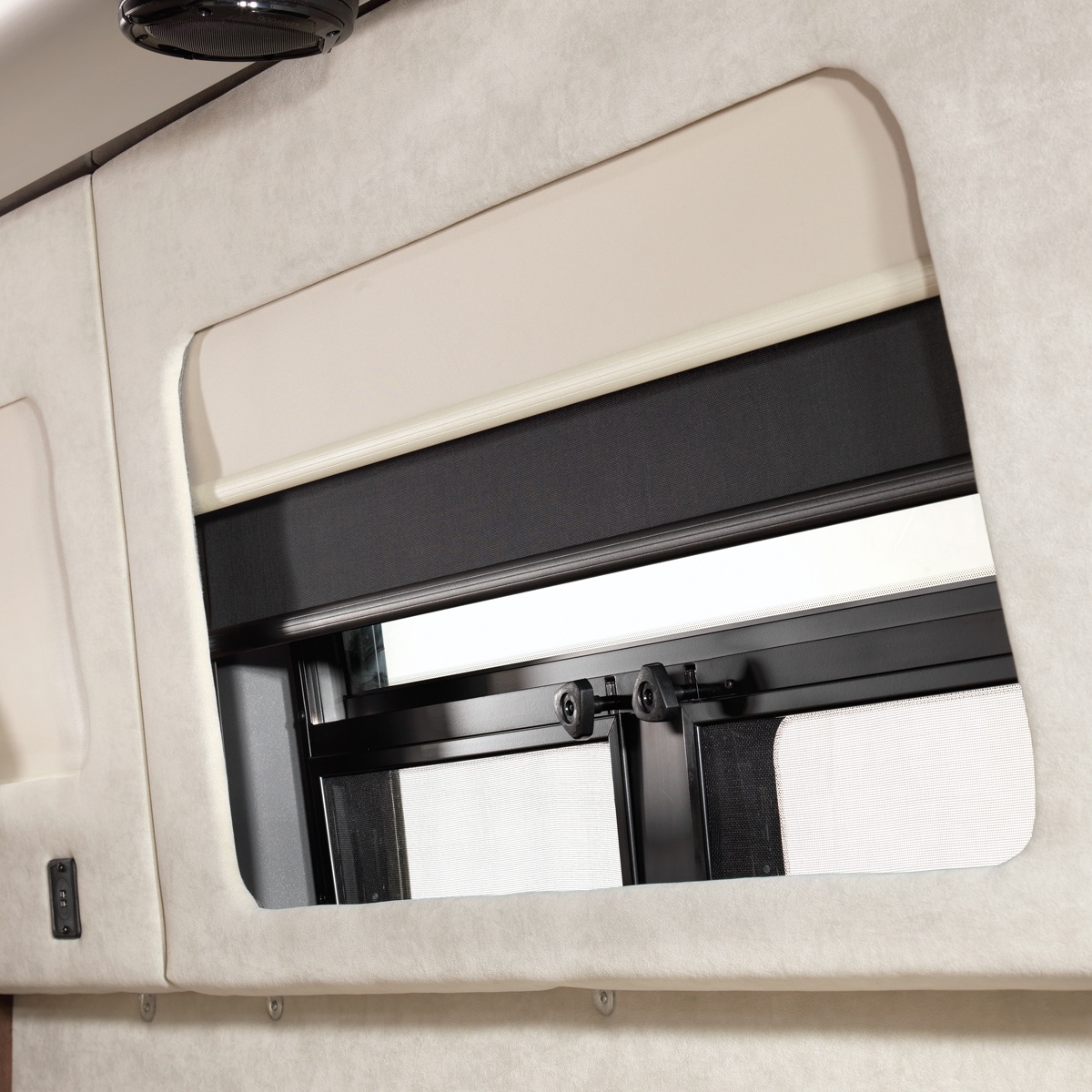 Features Interstate Lounge EXT Touring Coaches Airstream