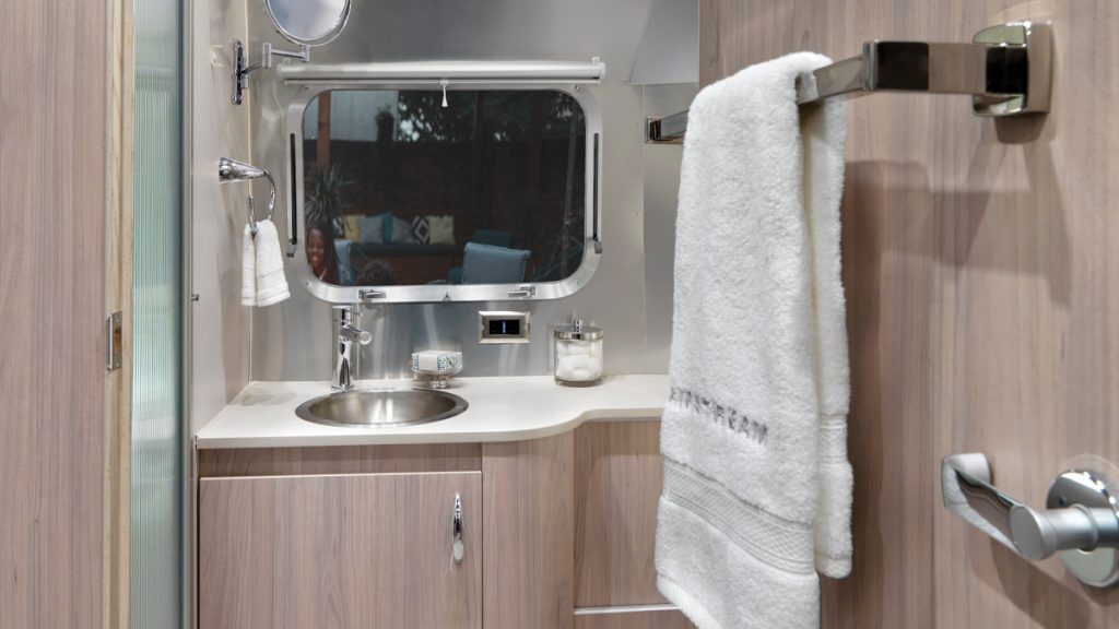 Rear-spanning bathroom