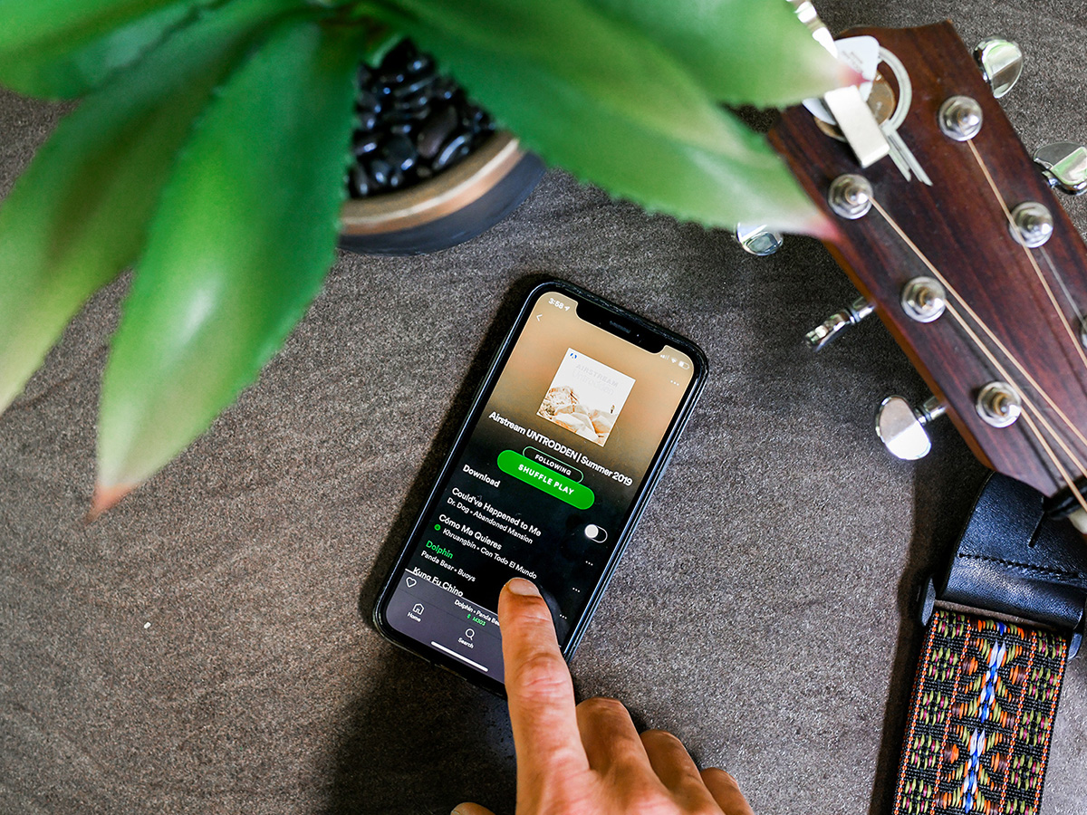 Airstream Spotify iphone guitar