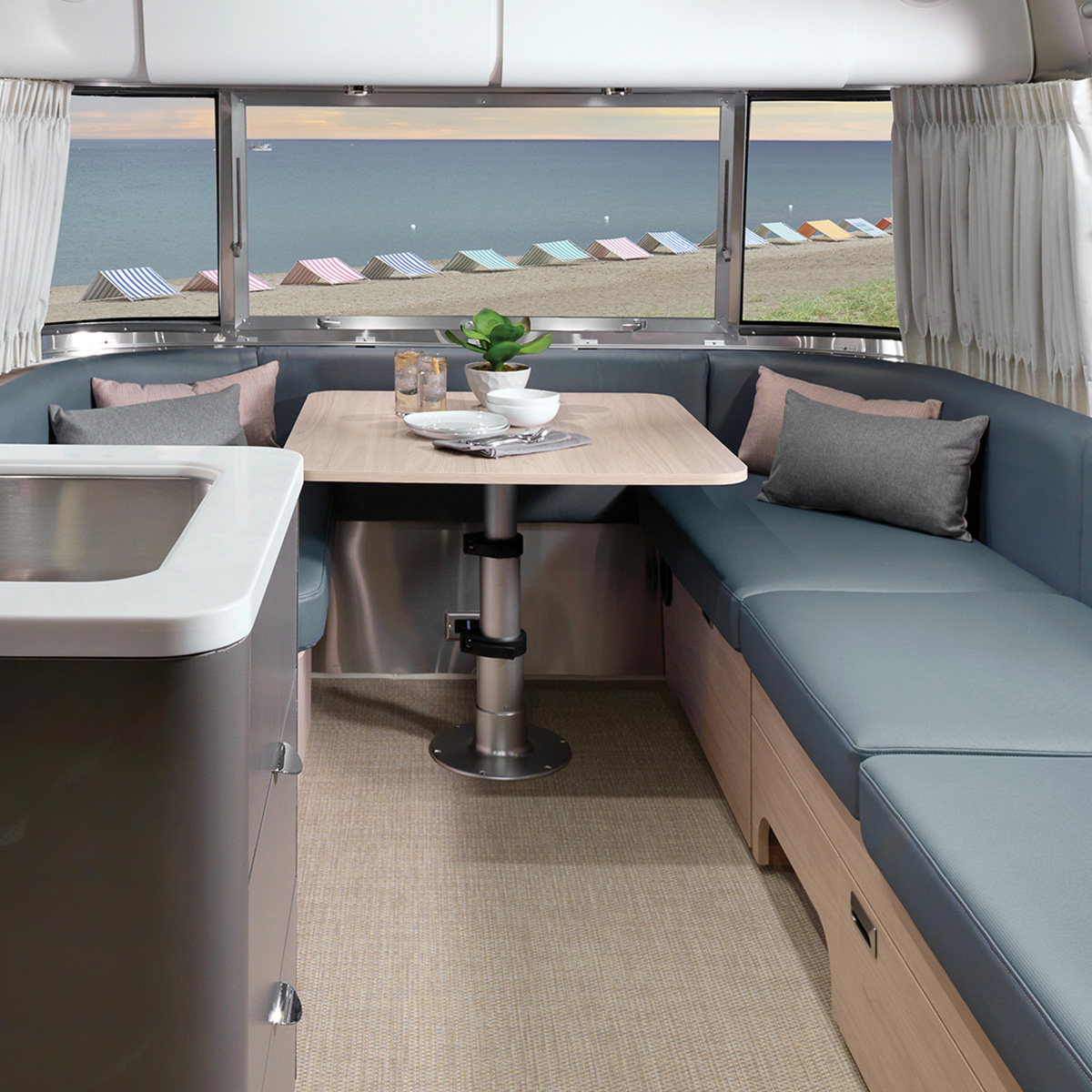 Globetrotter 27FB Barcelona Blue Dinette