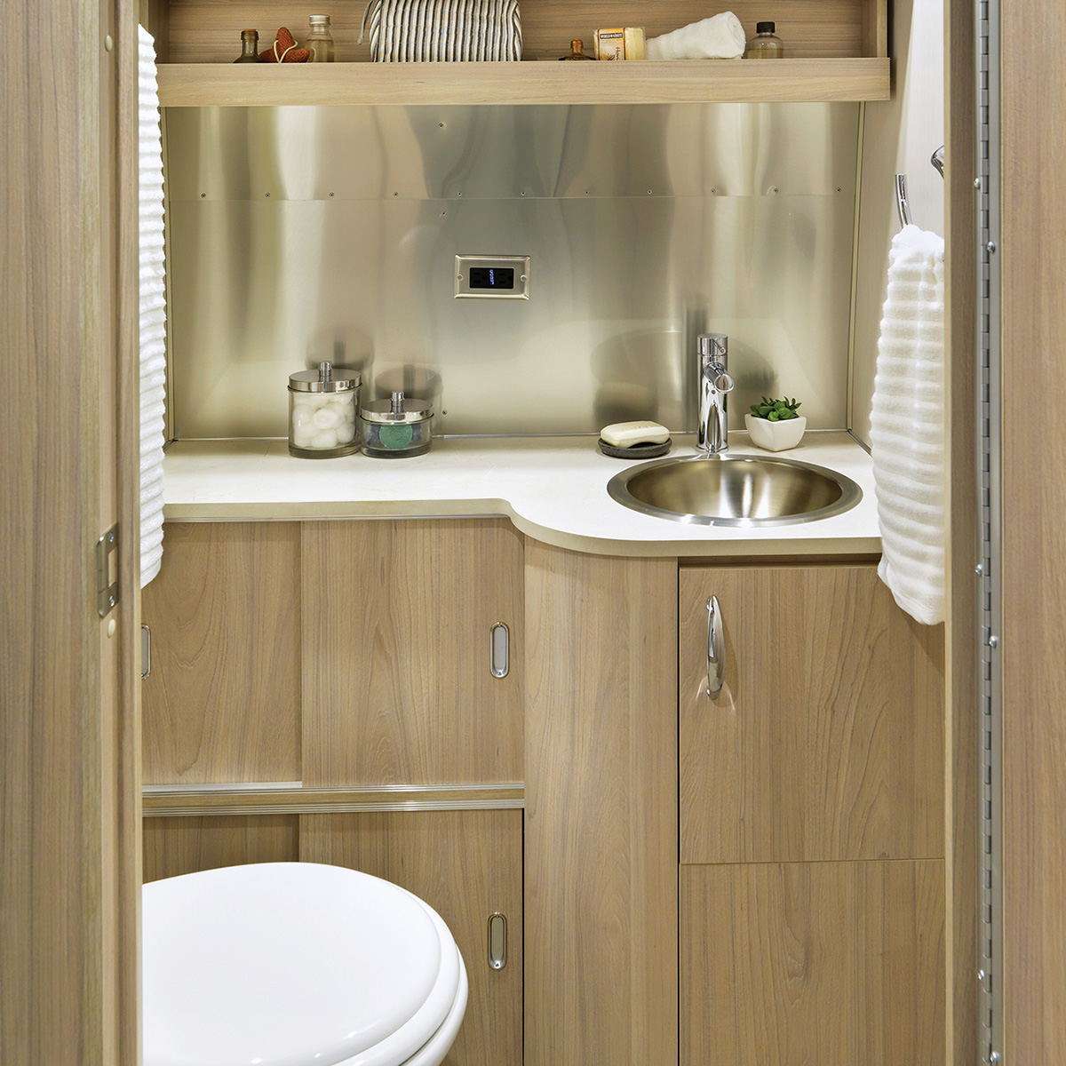 Globetrotter 27FB bathroom london grey