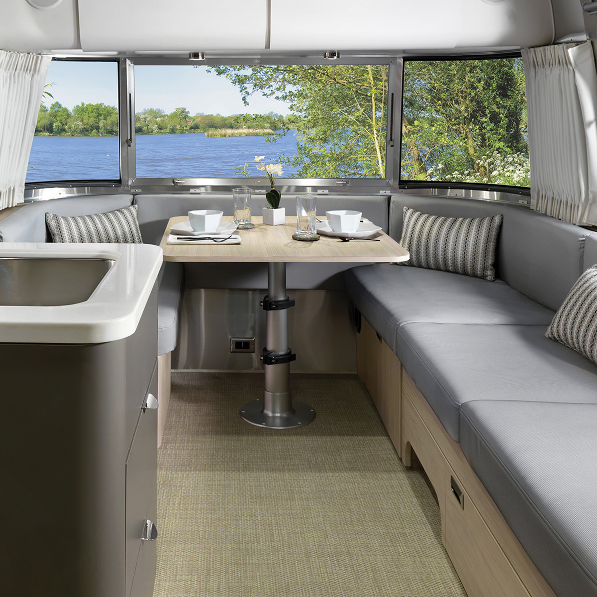 Globetrotter 27FB London Grey Dinette