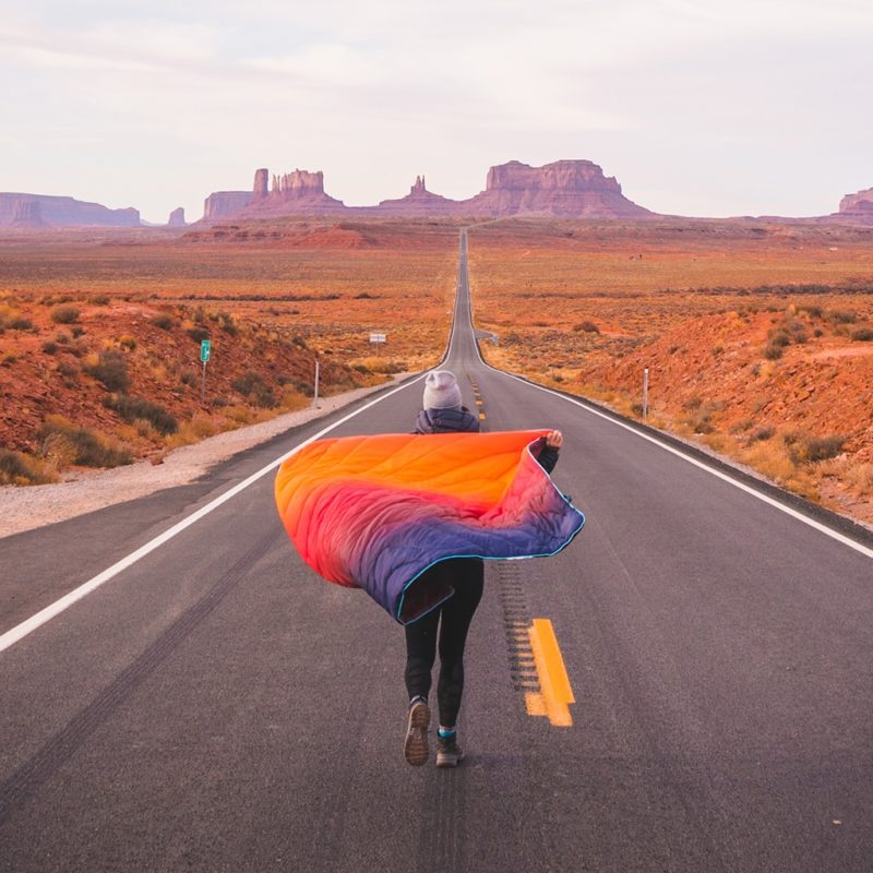 Rumpl-Puffy-Original-Blanket-Pyro-Fade-Throw-Llifestyle-1-800x800