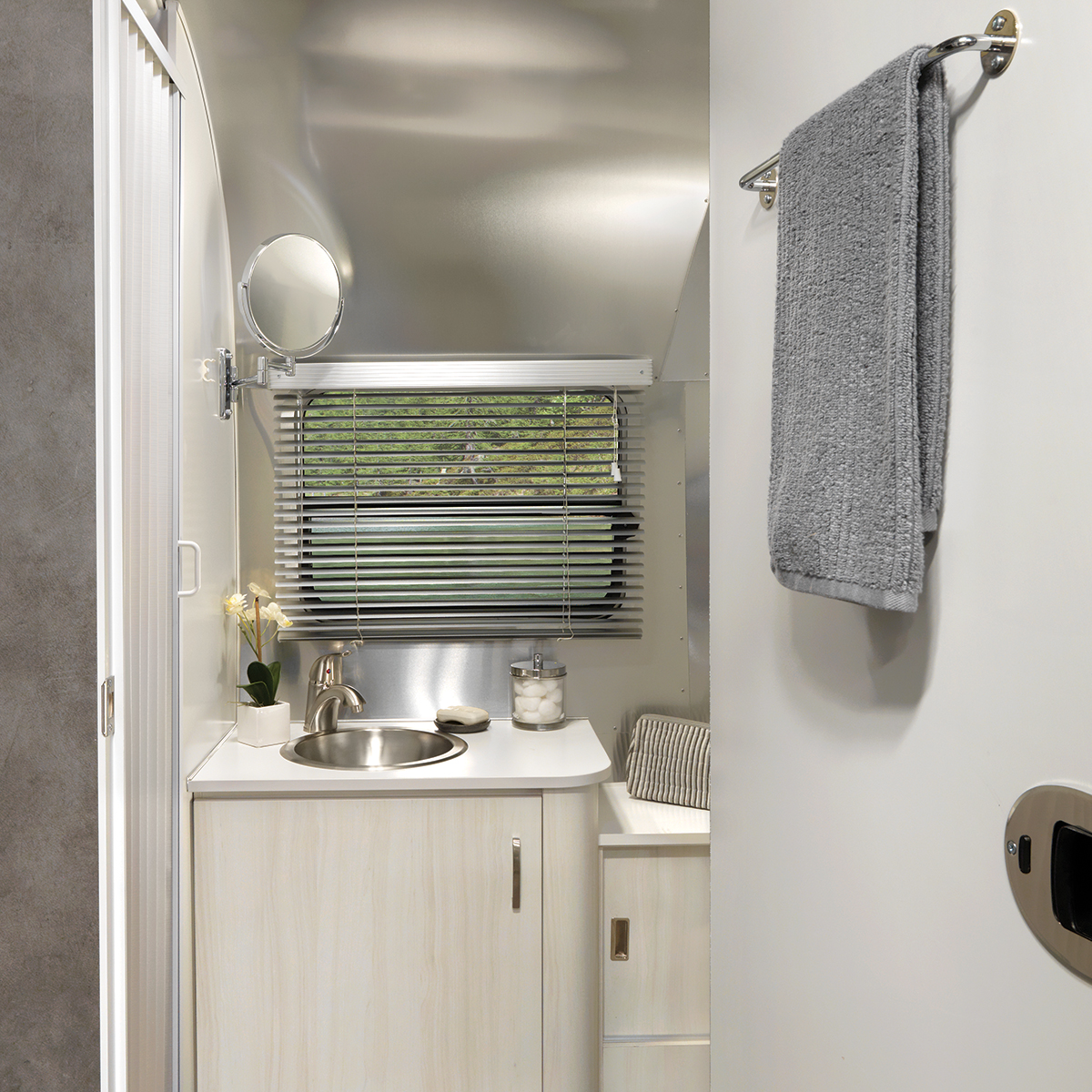 2020-Airstream-Bambi-Bathroom-Hotspot-Feature-