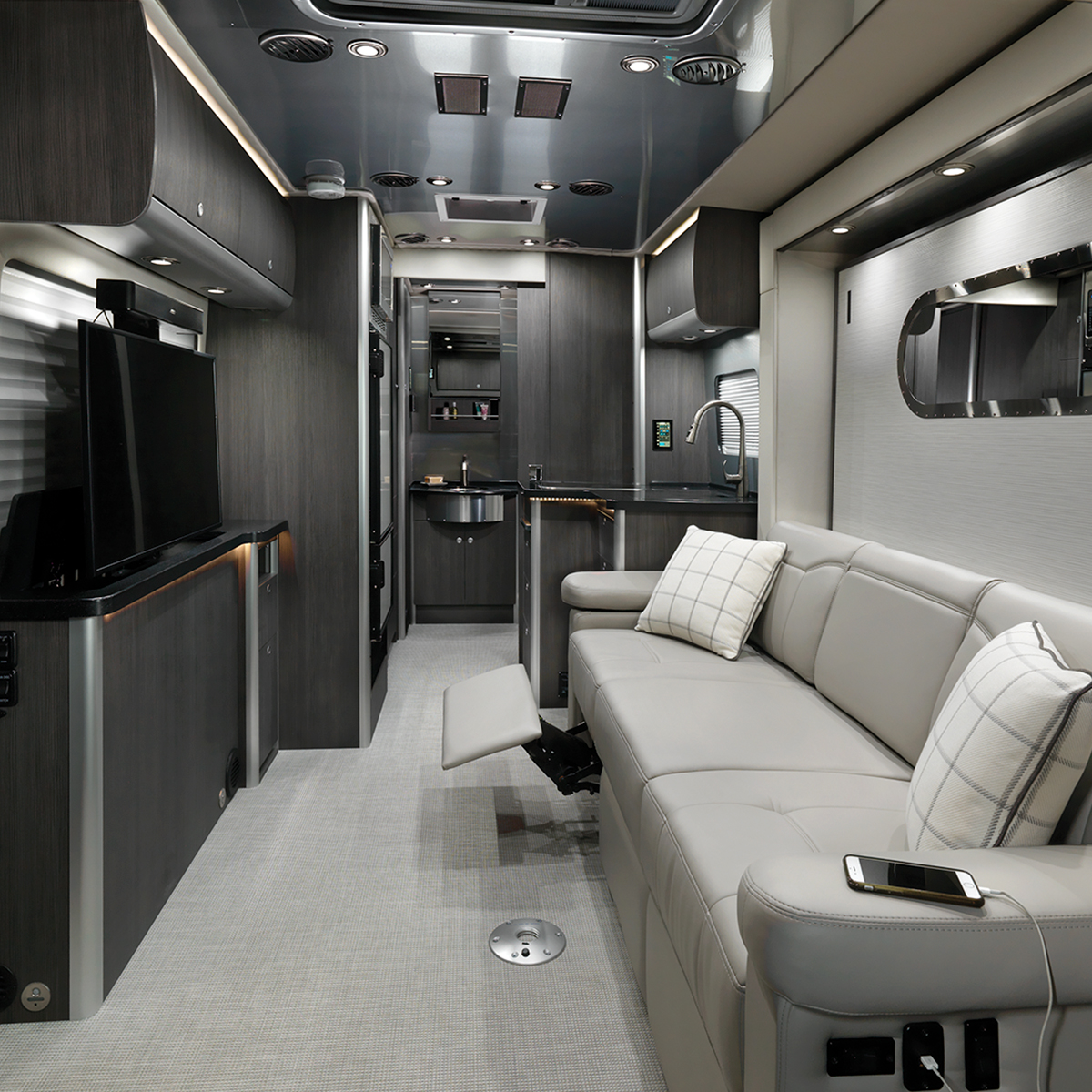 MY2020-Airstream-Atlas-Interior-Modern-Greige-Features-Decor-Highlight-Desktop