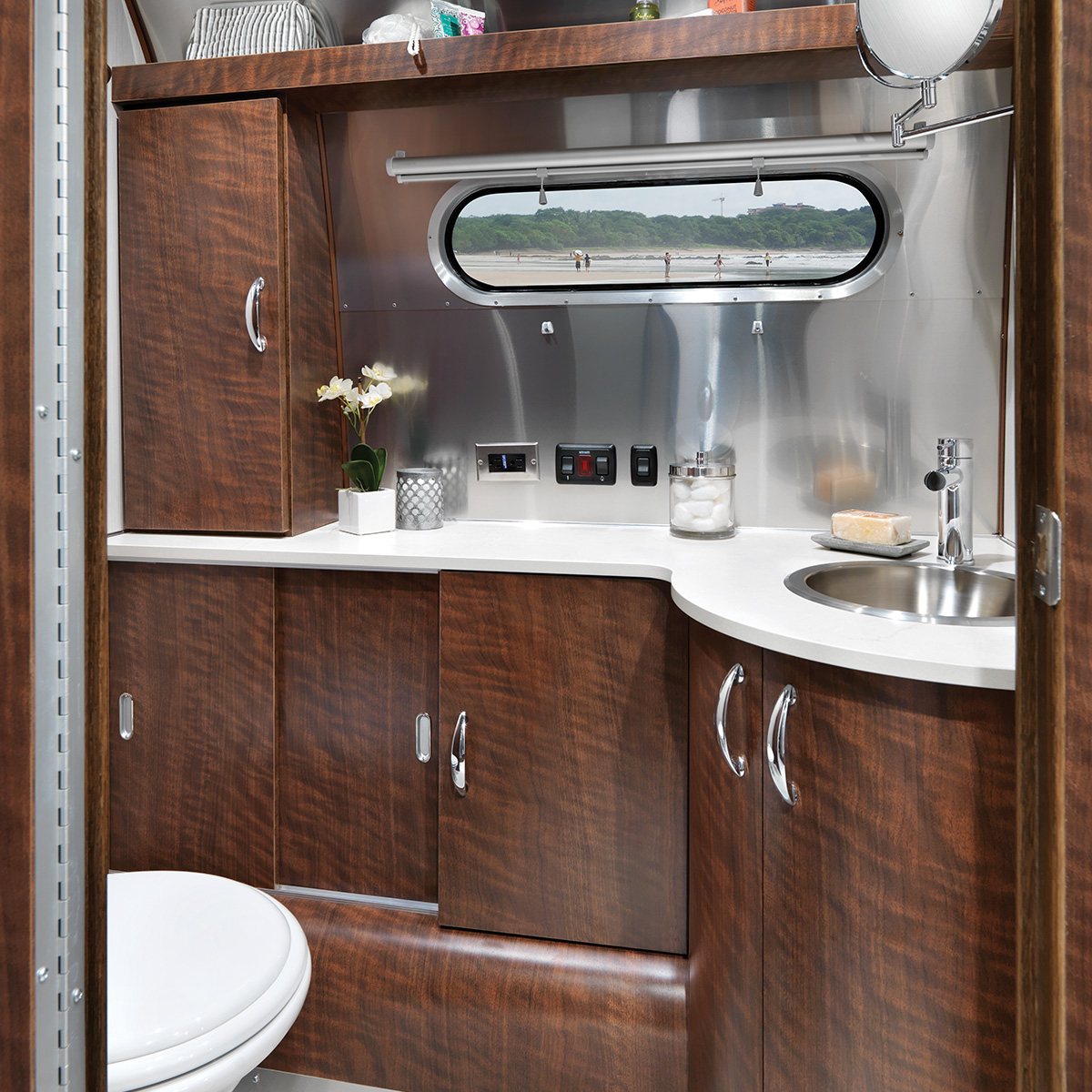 Airstream Globetrotter 30 Bathroom