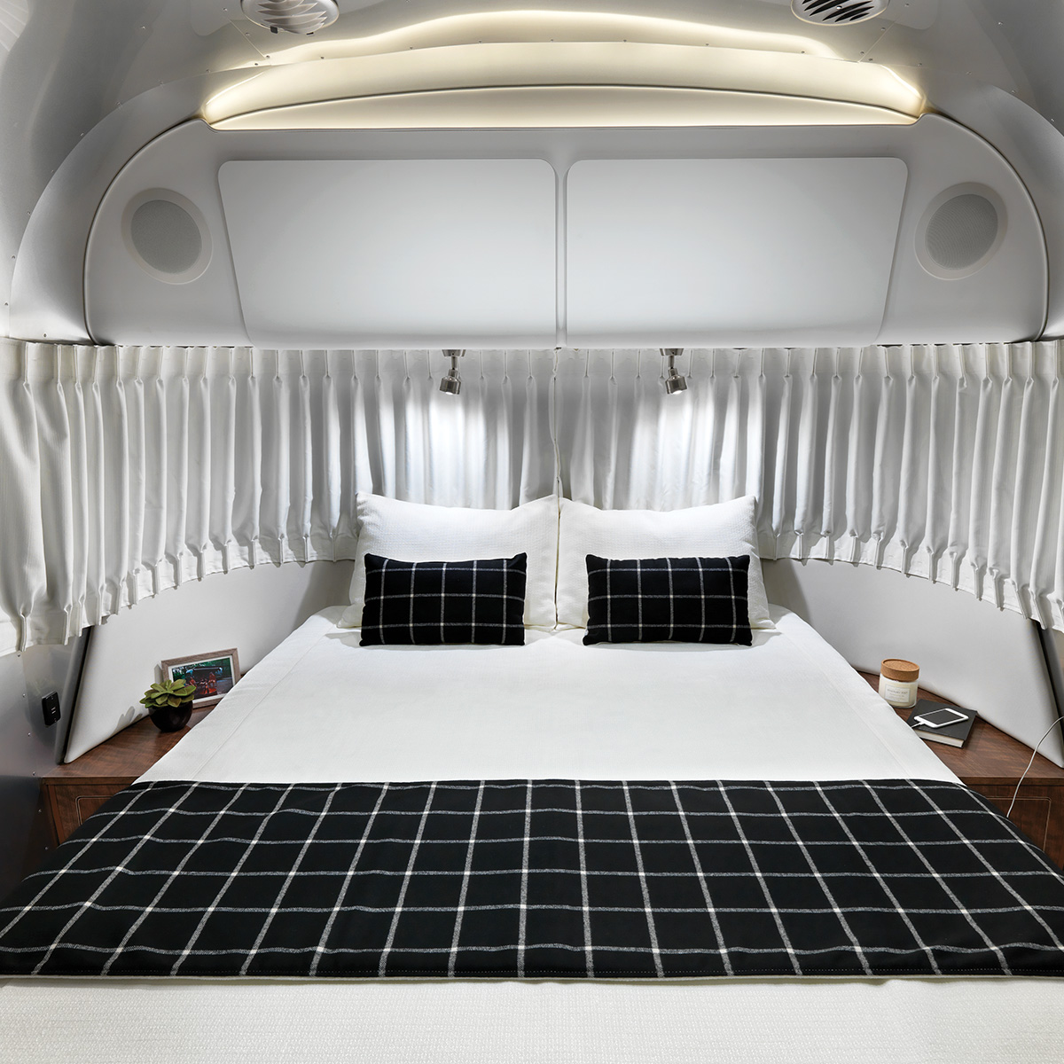 Airstream Globetrotter 30 Bedroom