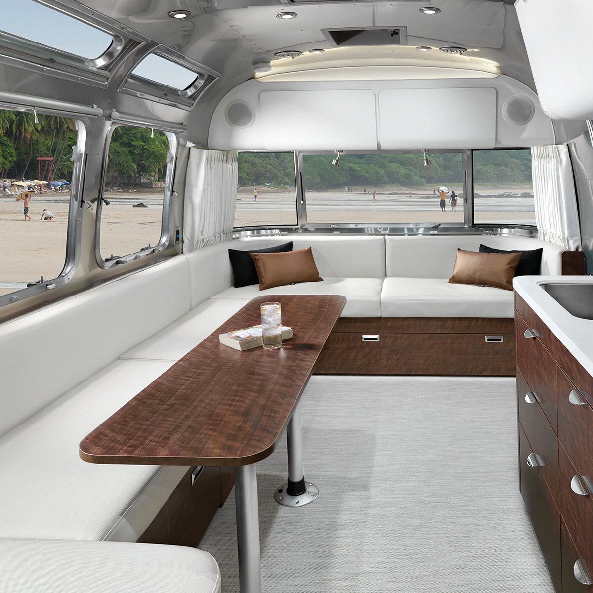 Airstream Globetrotter 30 Wrap Around Lounge