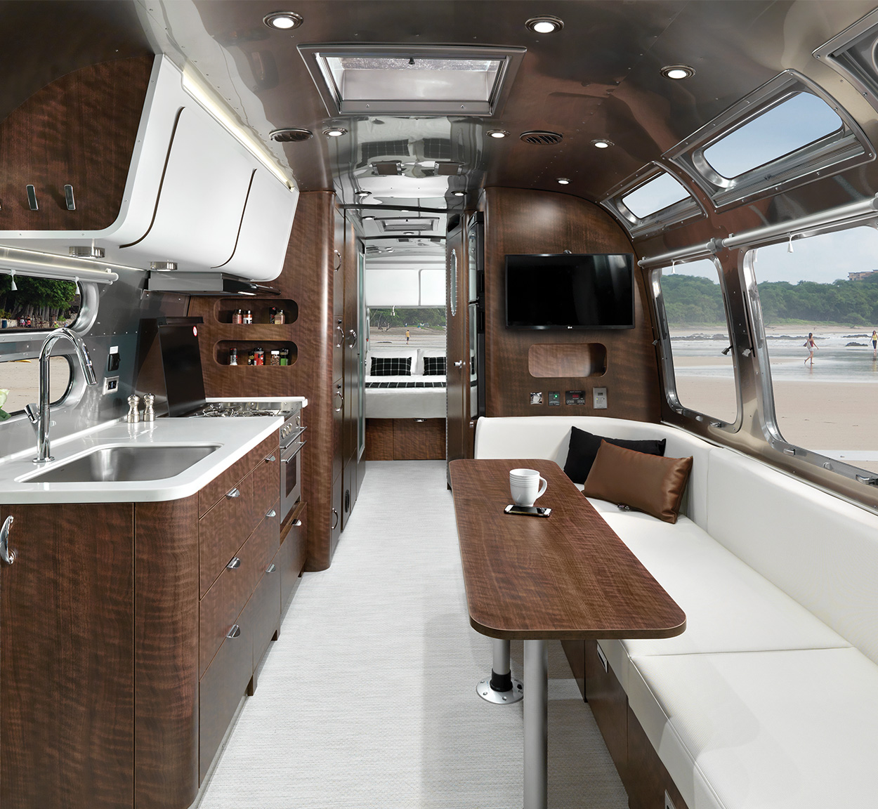 Airstream-Globetrotter-30RB-blog-header-mobile