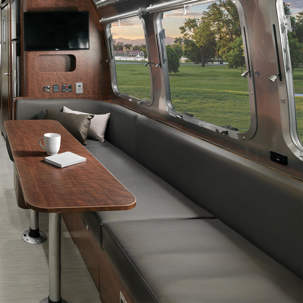 Airstream-Globetrotter-30RB-Dinette-Hotspot