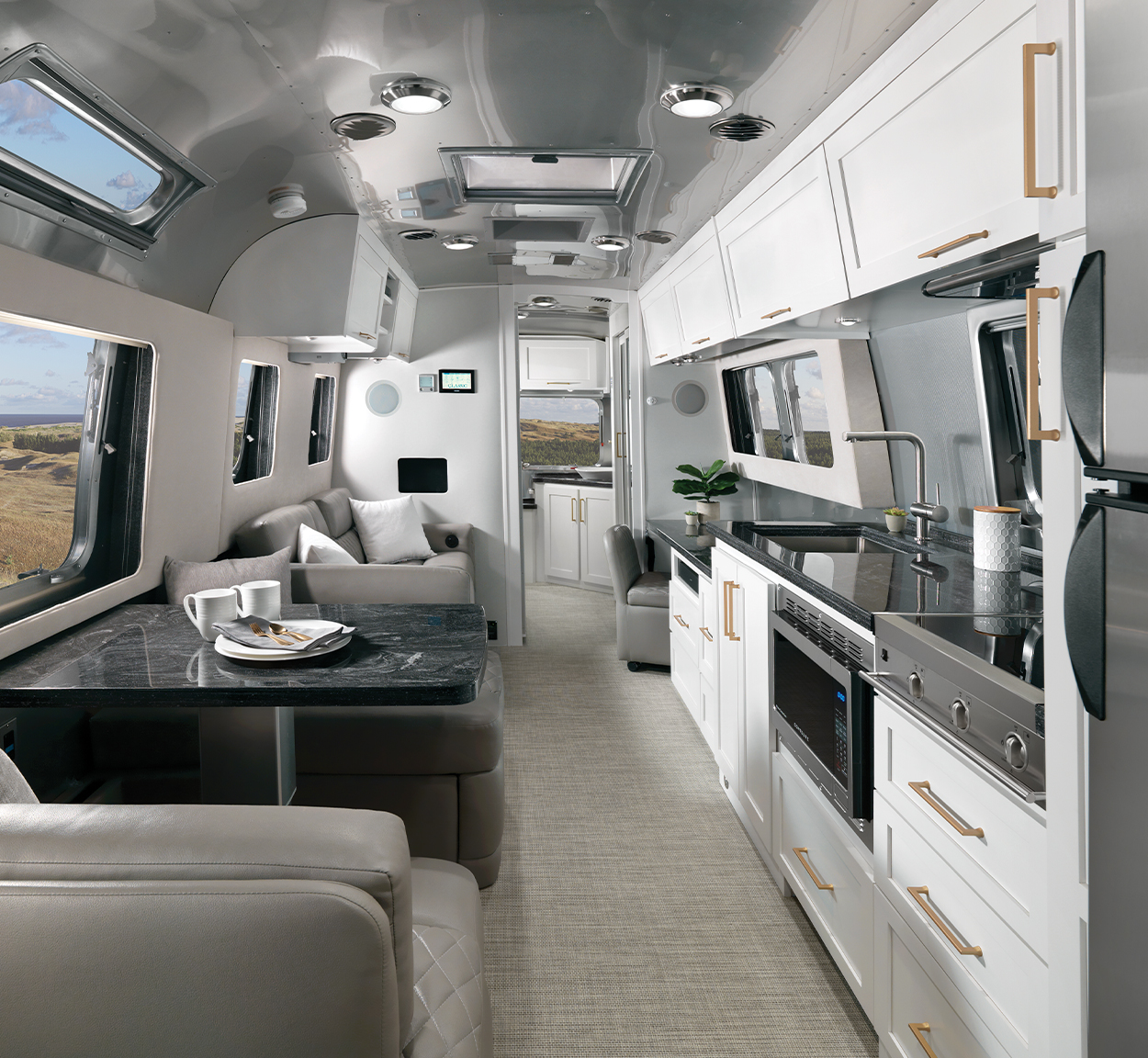 Airstream-Classic-33FB-2020-Comfort-White-Interior-Mobile-Preview