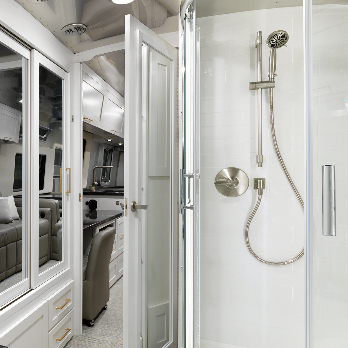 Airstream-Classic-33FB-Bathroom-Hotspot