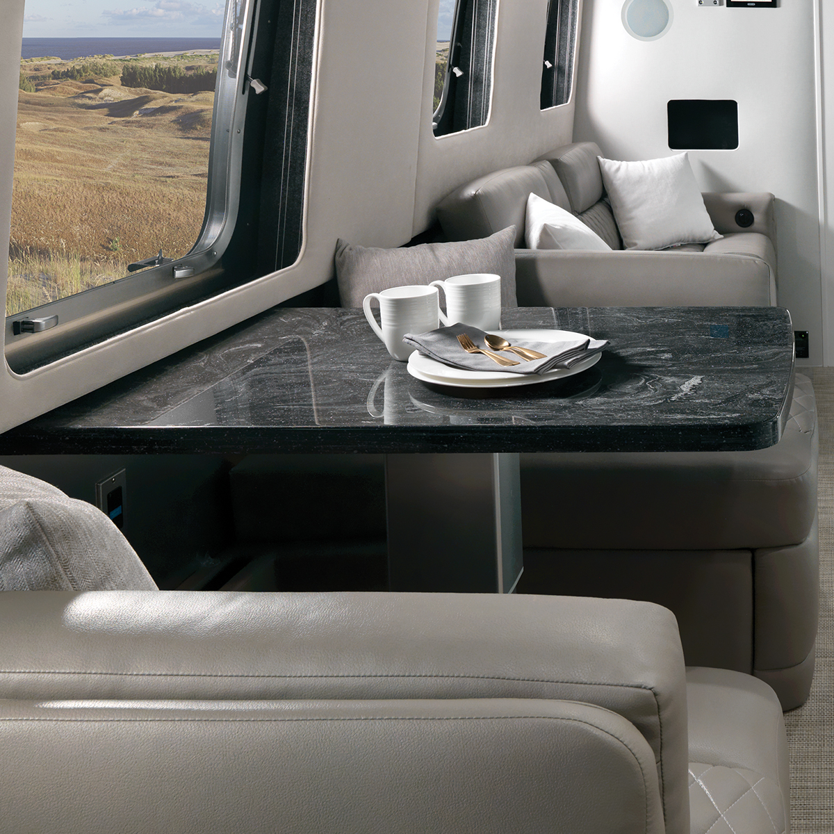 Airstream-Classic-33FB-Powered-Dinette-Hotspot