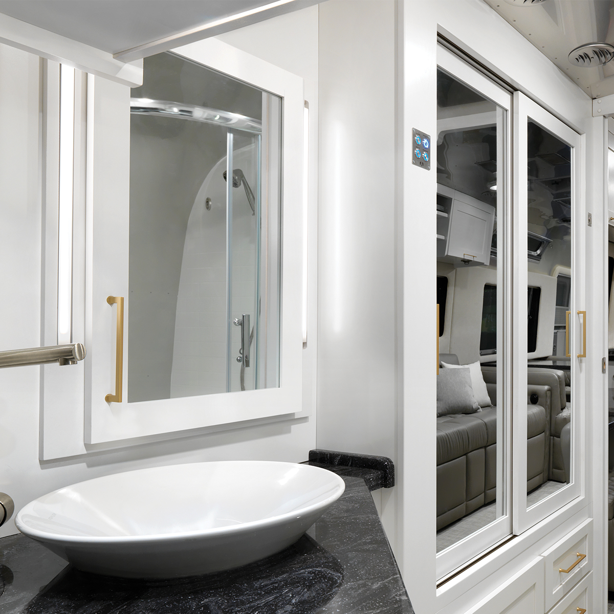 Airstream-Classic-33FB-Storage-Hotspot