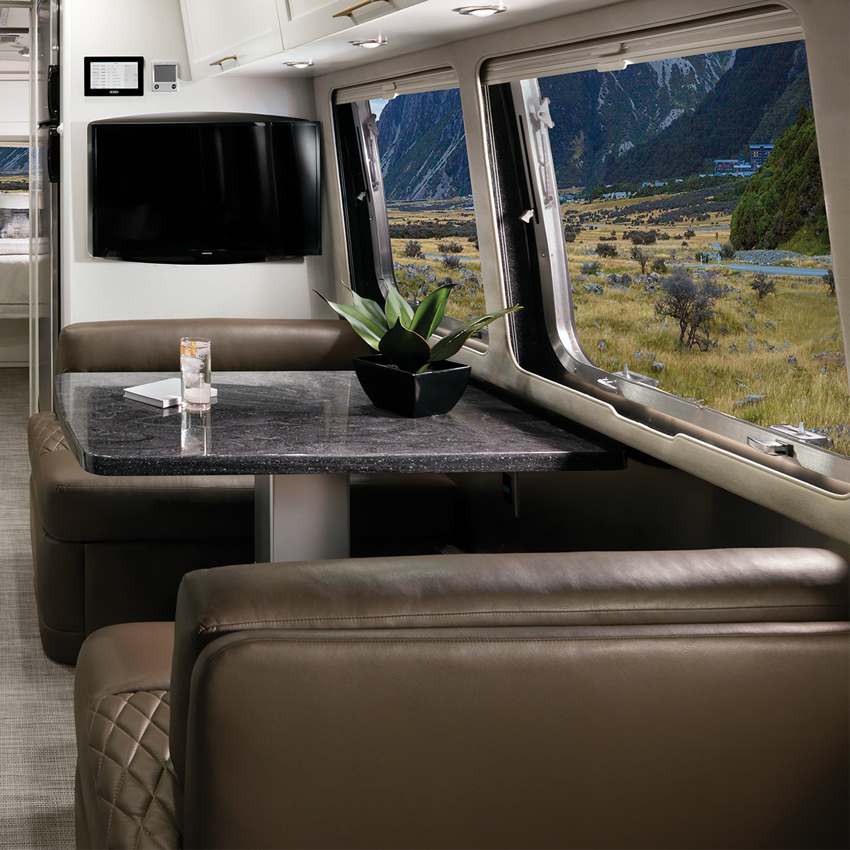 Classic-Comfort-White-Dinette-Seating-hotspot