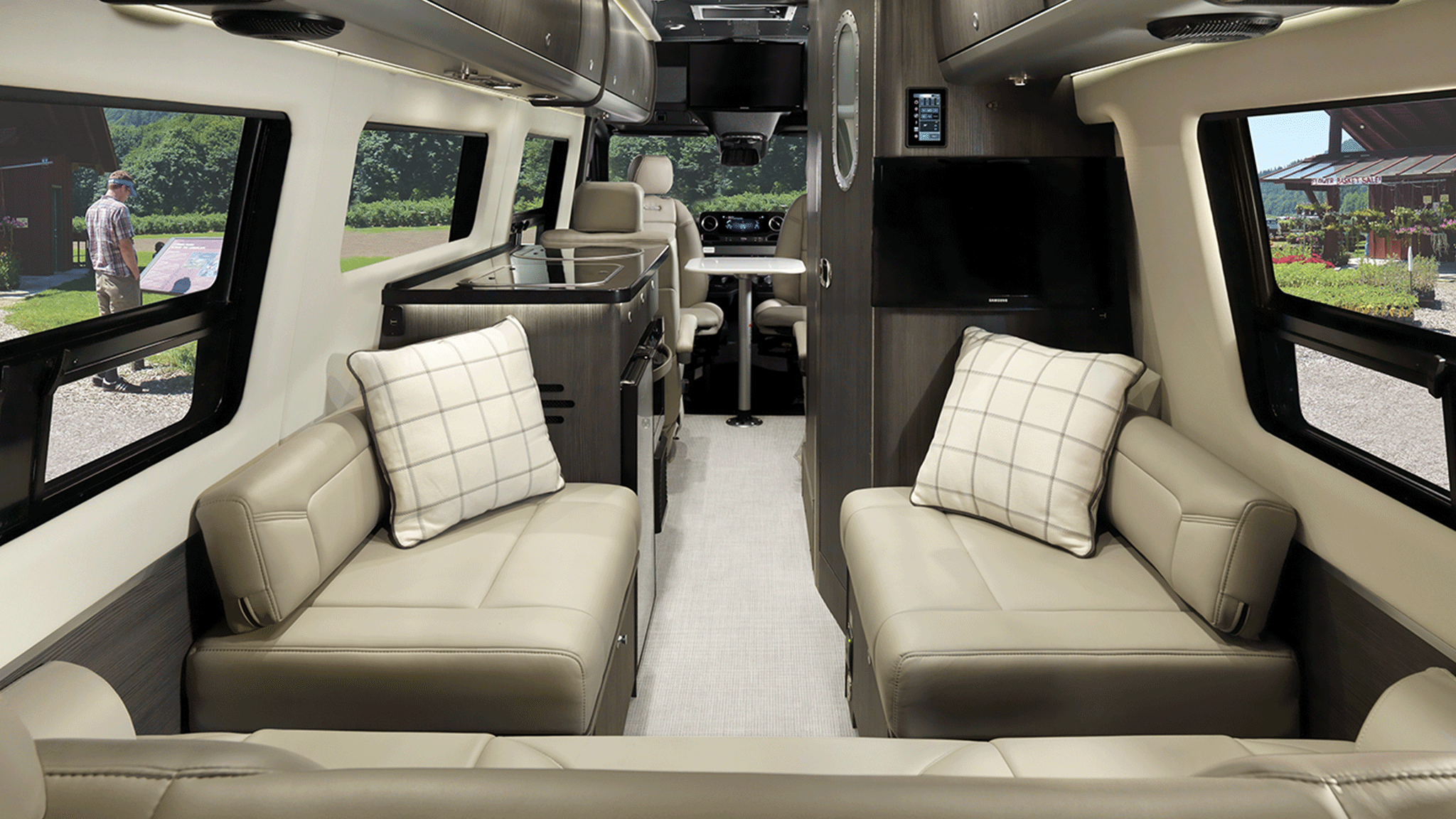 Lounge-Interior-Feature