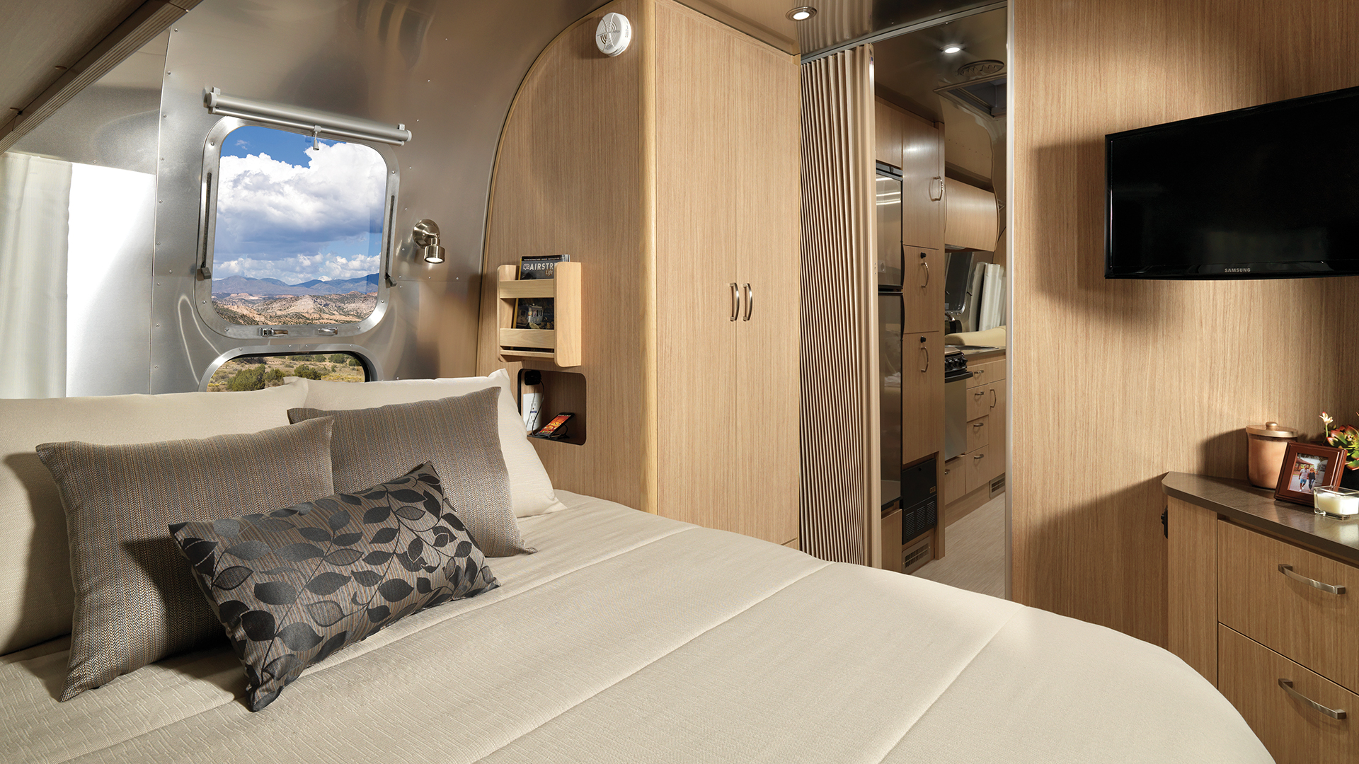 Airstream-Flying-Cloud-26RB-Queen-Bed-Interior