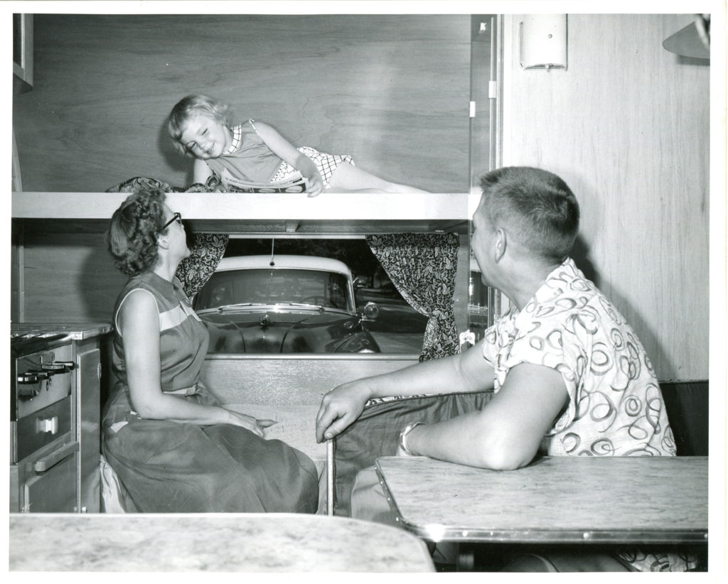 1954-003-Holiday Interior