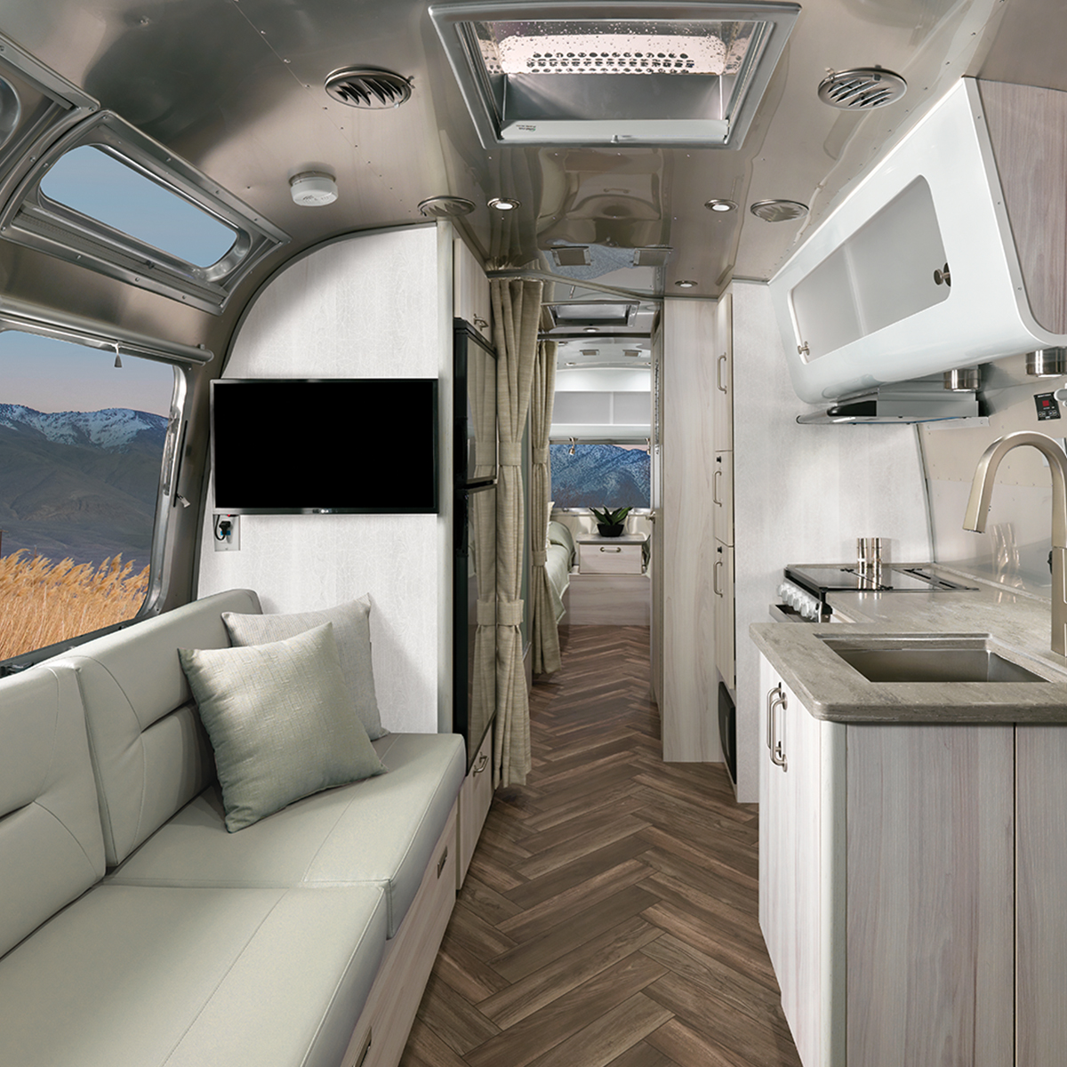 2021-Airstream-International-Coastal-Cove-Decor-with-Seashell-Ultraleather-Desktop