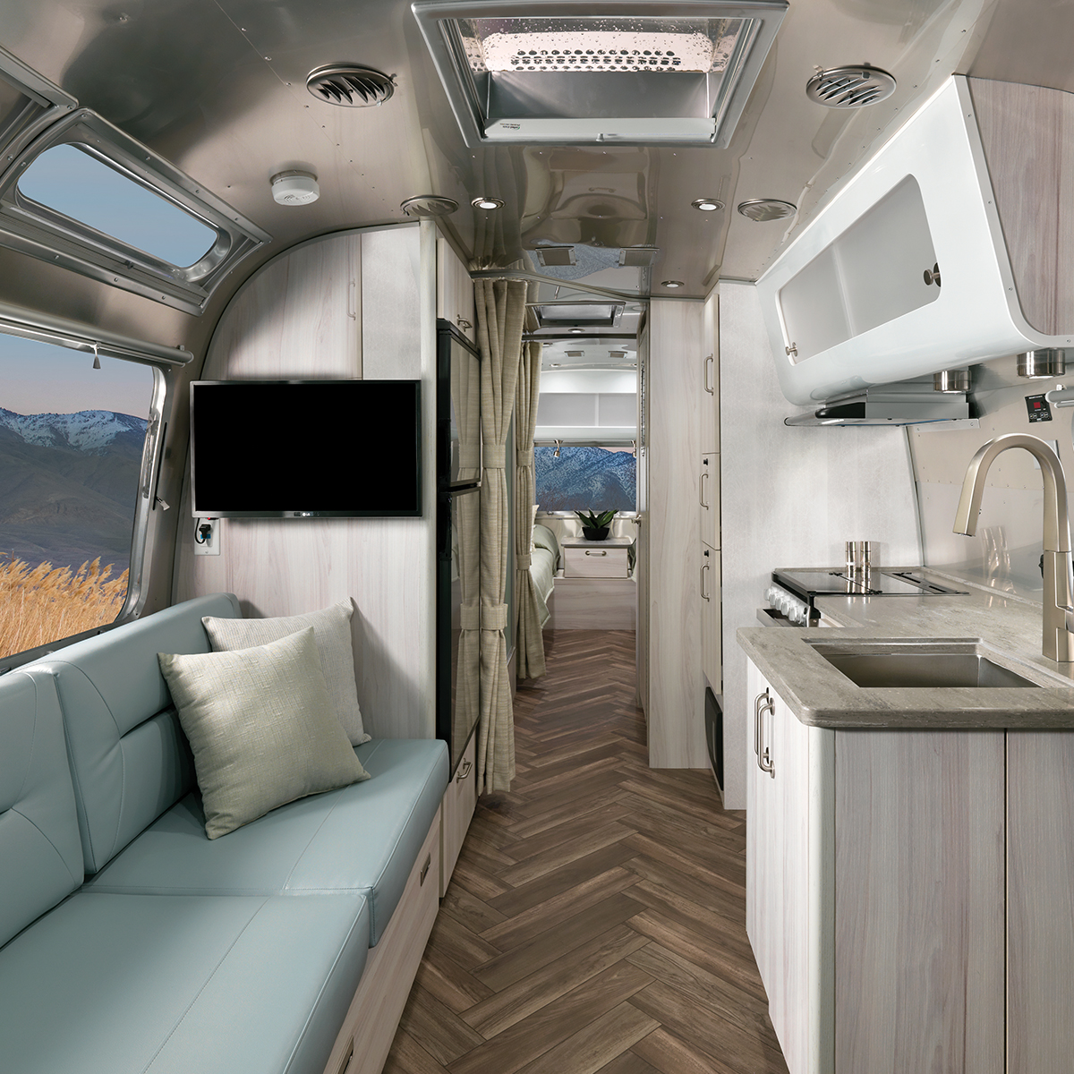 2021-Airstream-International-Coastal-Cove-with-Aqua-Decor-Option-Desktop