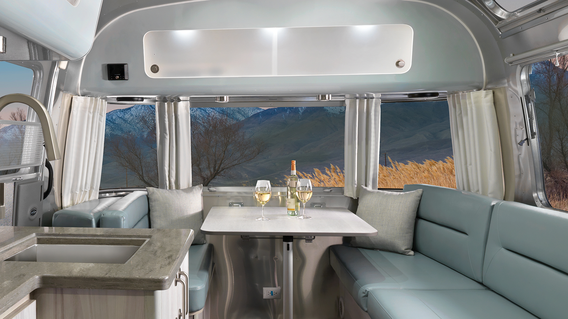 2021-Airstream-International-Features-Panoramic-Windows