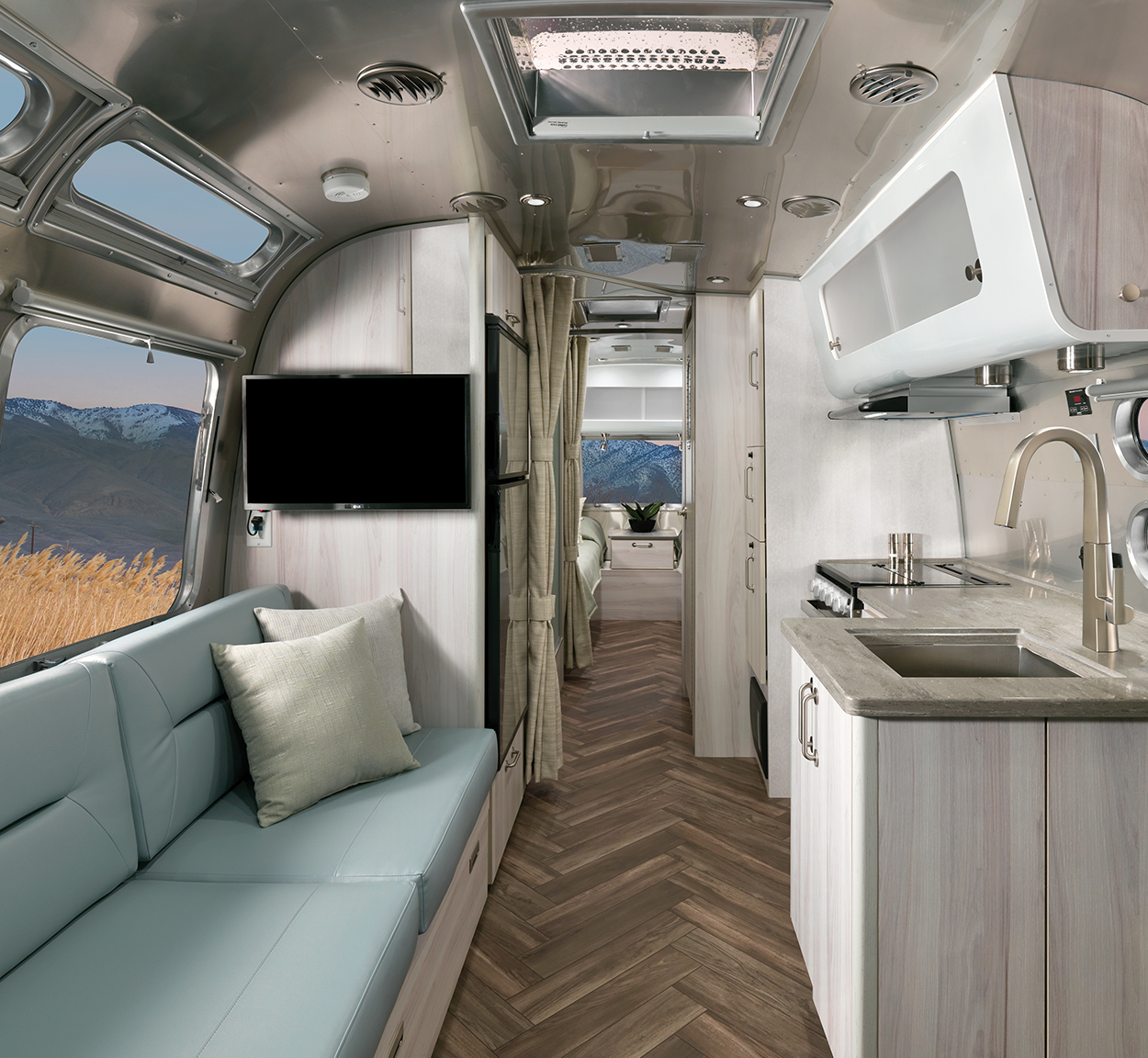 2021-Airstream-International-Travel-Trailer-Web-Header-Mobile