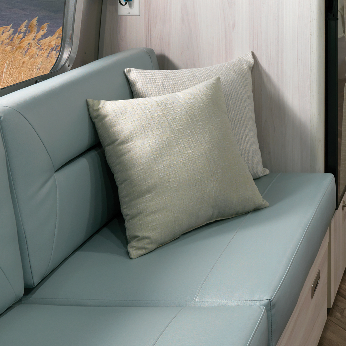 2021-Airstream-International-Ultraleather-Seating-Feature-Grid