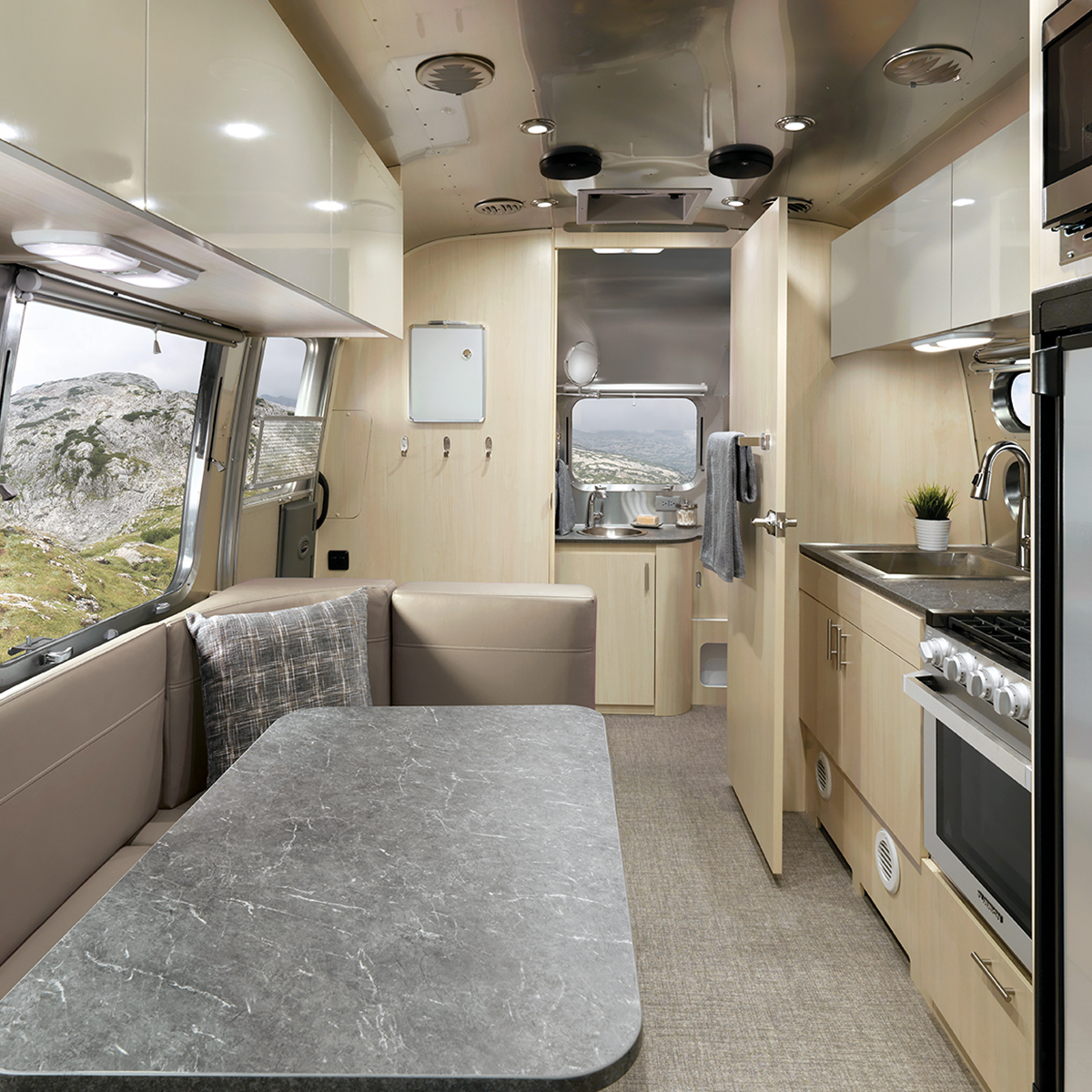 Airstream-Flying-Cloud-2021-Sunlit-Maple-Decor-Feature-Carolina-Clay-Desktop