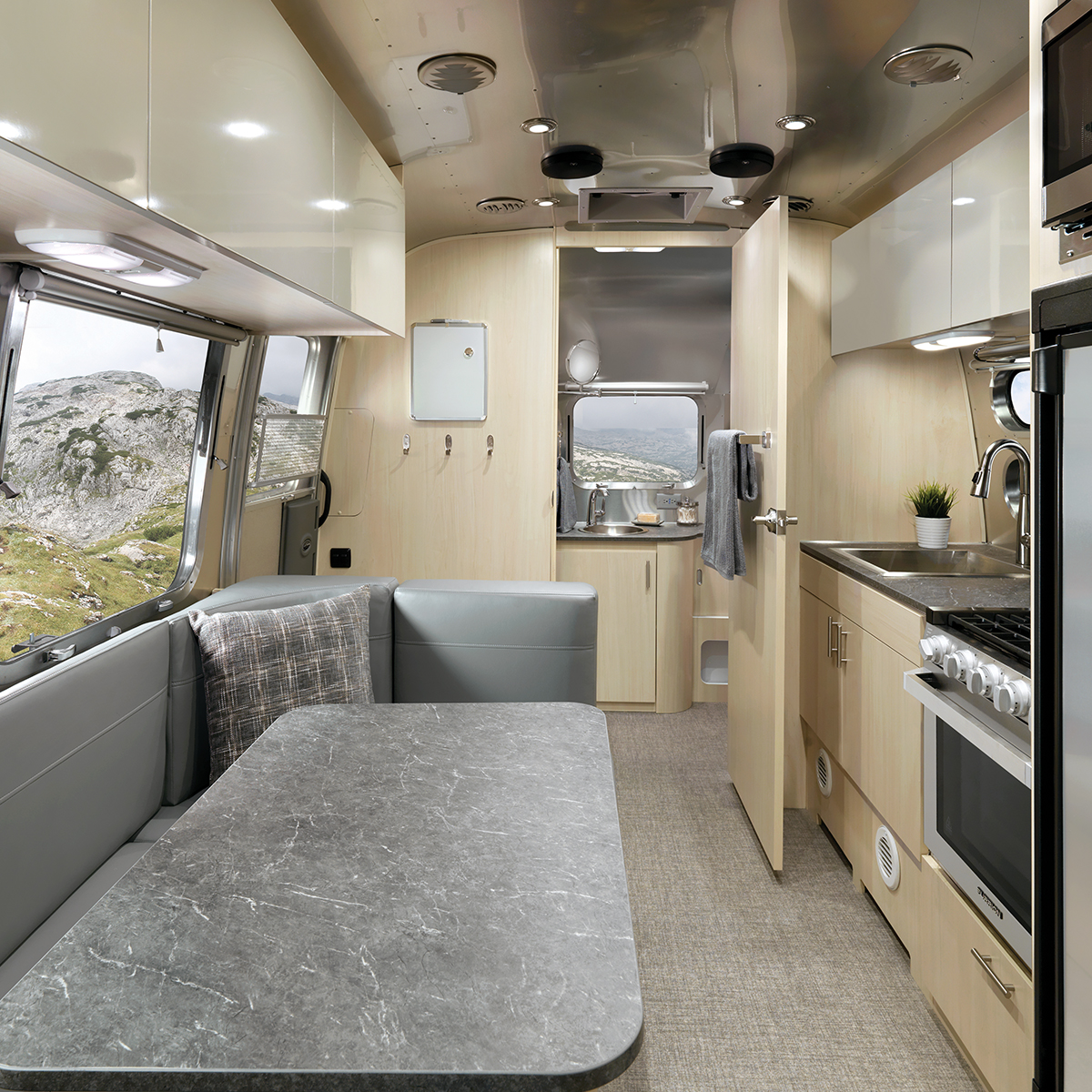 Airstream-Flying-Cloud-2021-Sunlit-Maple-Decor-Feature-Seattle-Mist-Desktop