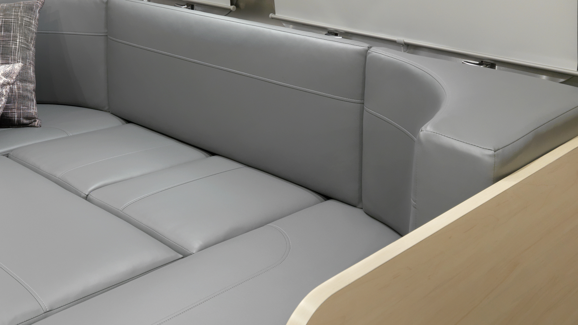 Airstream-Flying-Cloud-Ultraleather-Seating