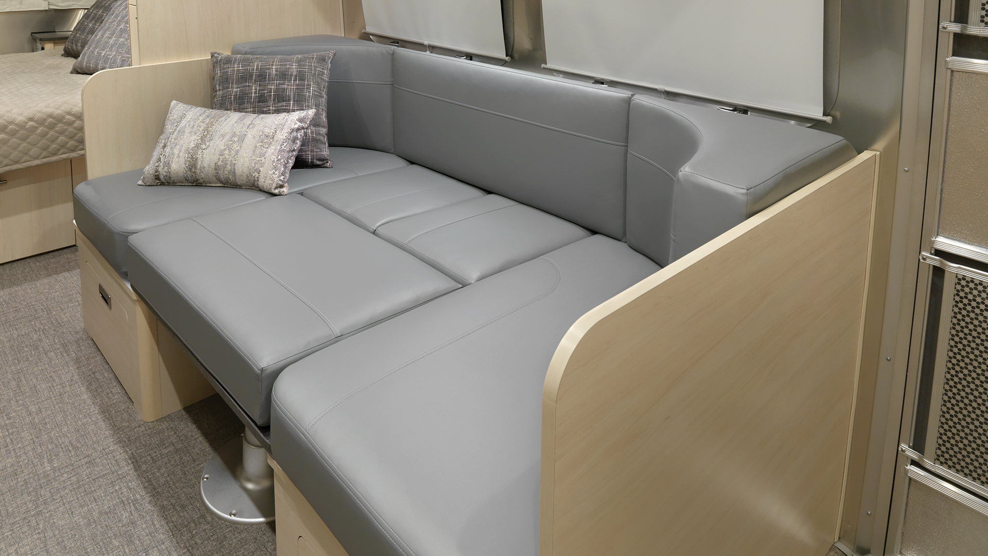 2021-Airstream-Flying-Cloud-23FB-Dinette-Seattle-Mist-hotspot