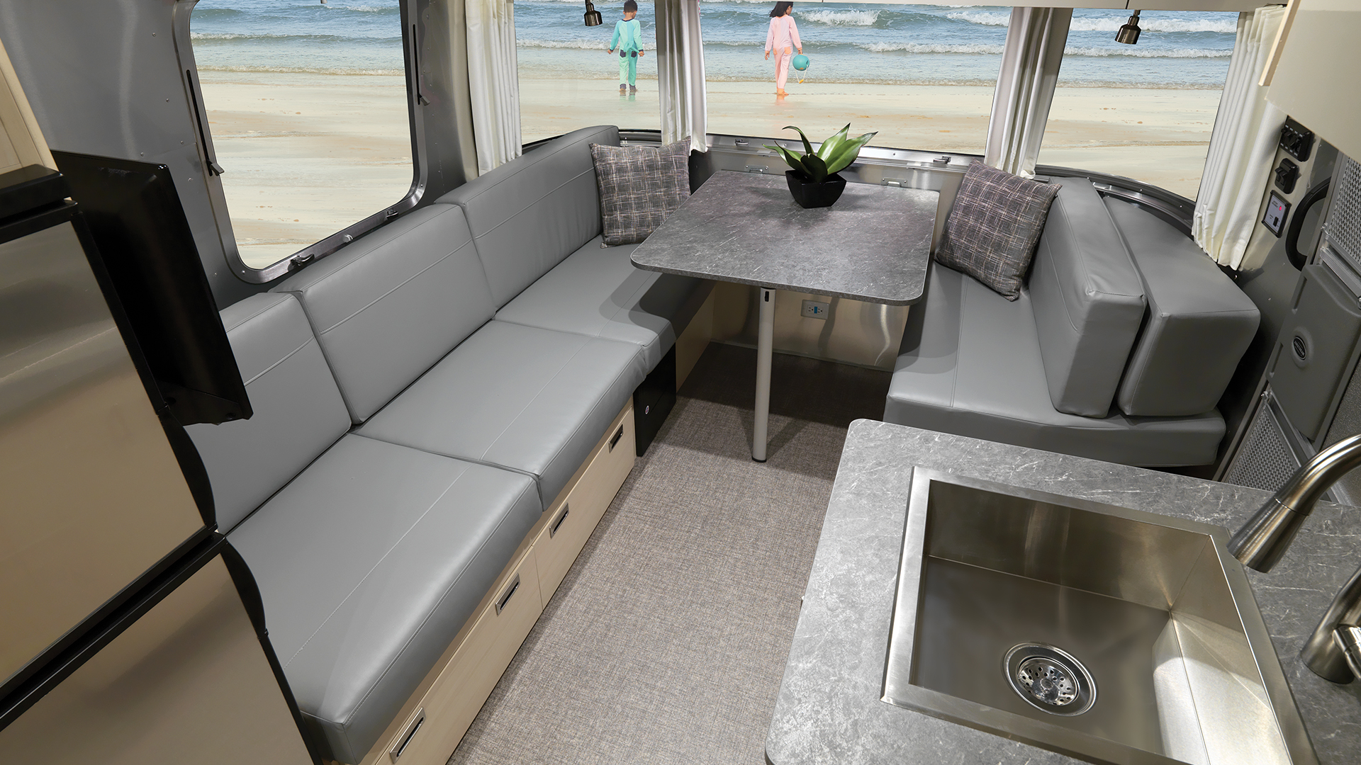 Airstream-Flying-Cloud-2021-25-Dinette