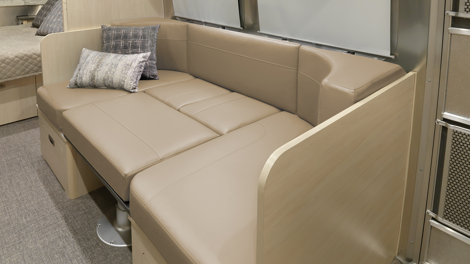 Airstream-Flying-Cloud-23FB-Dinette-Carolina-Clay-Hotspot