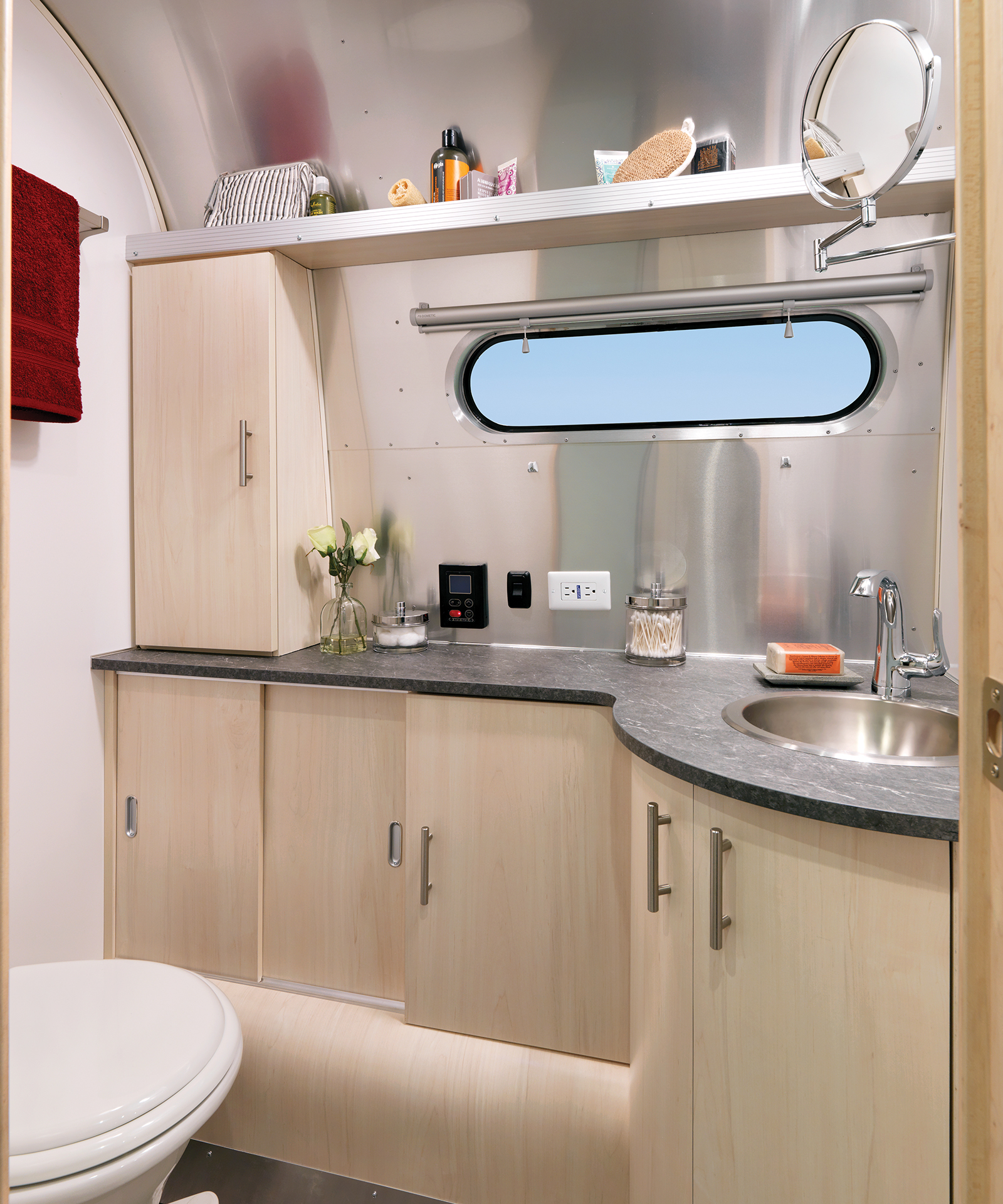Airstream-Flying-Cloud-Sunlit-Maple-Lavy-25FB-hotspot