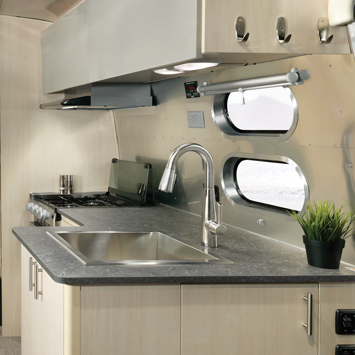 Airstream-Flying-Cloud-Feature-Grid-Counter-Space