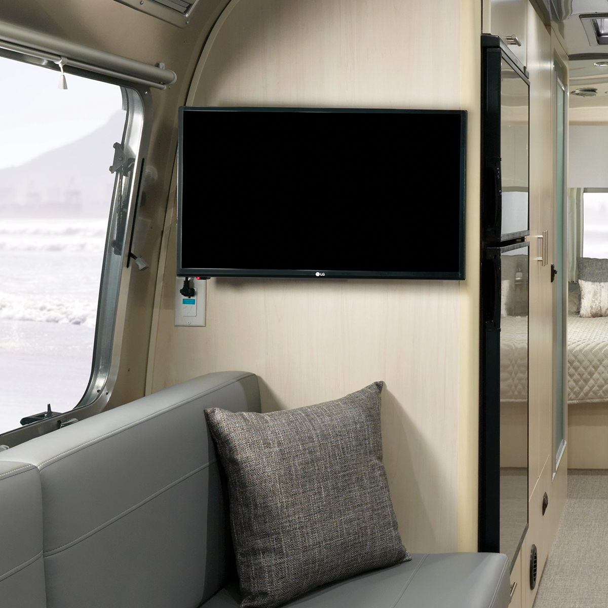 Airstream-Flying-Cloud-Feature-Grid-Technology-and-Entertainment