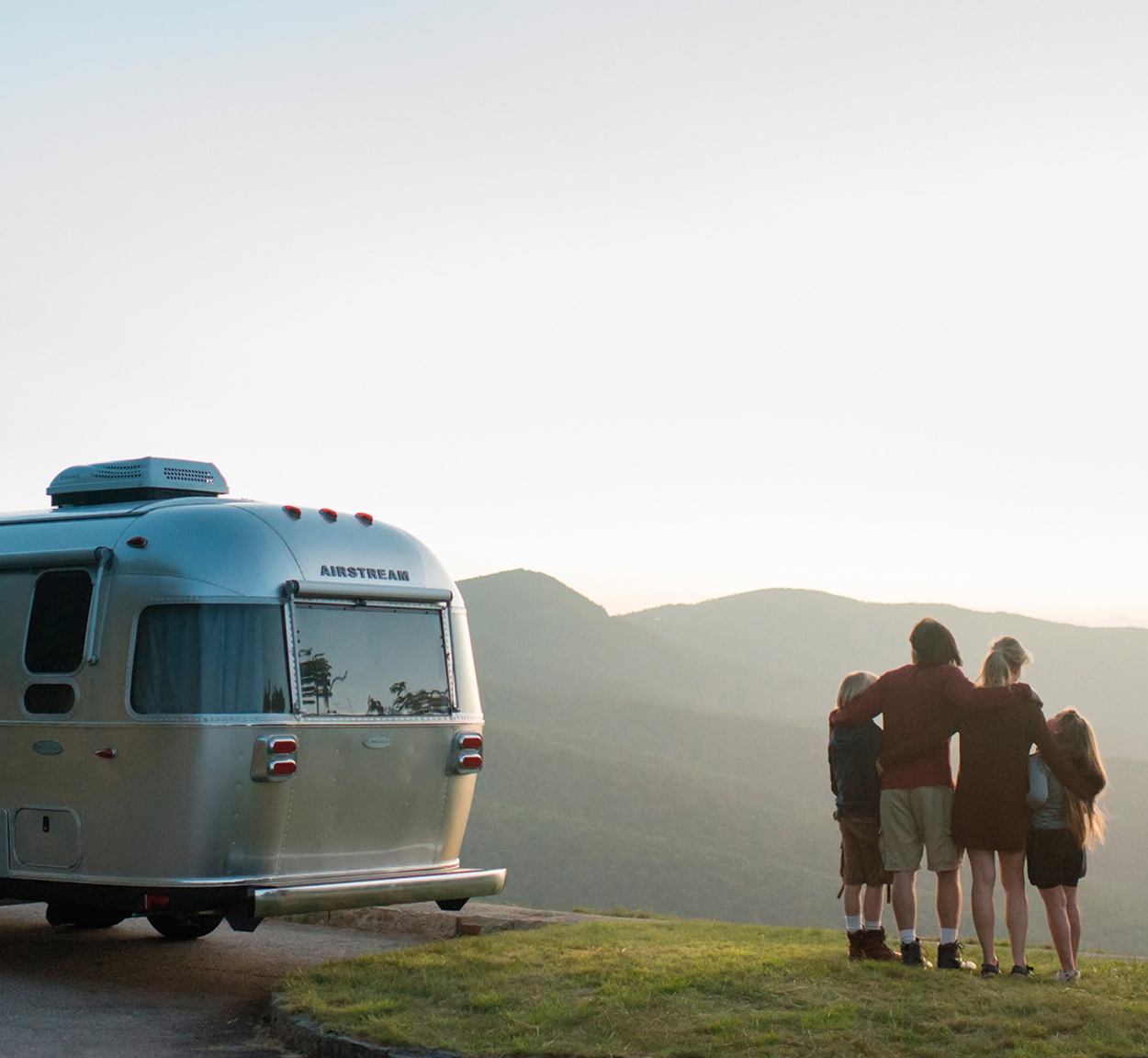 Airstream-Flying-Cloud-with-Family-Exterior