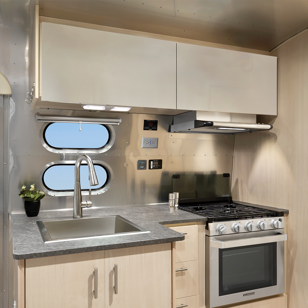 Flying-Cloud-Features-Grid-Overhead-Storage