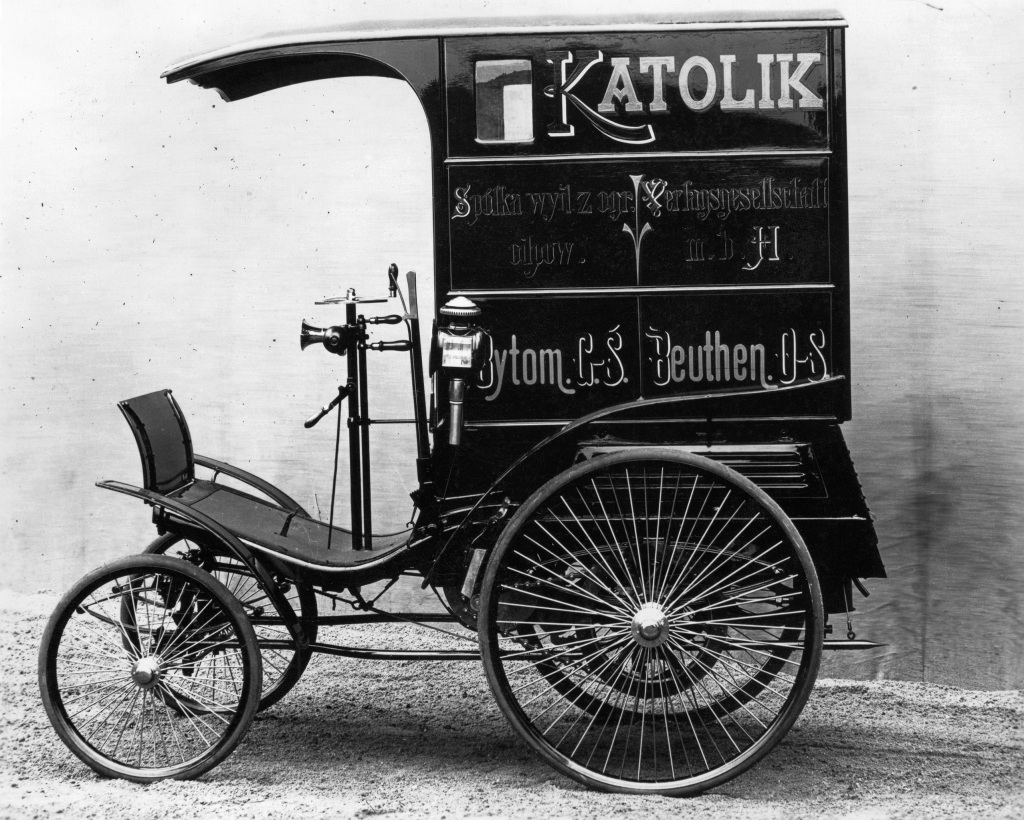 Combination delivery vehicle of 1896: Carl Benz gradually began converting his passenger cars to vans.