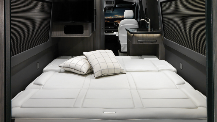 Airstream-Interstate-19-Bed