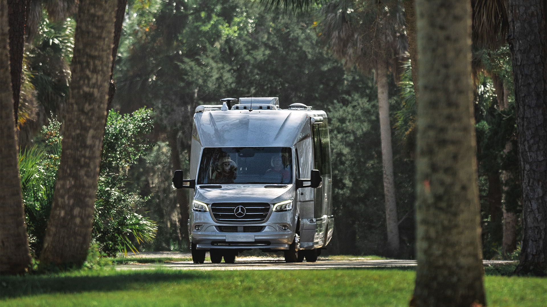 Airstream-Atlas-Mercedes-Benz-Luxury-RV-Coach